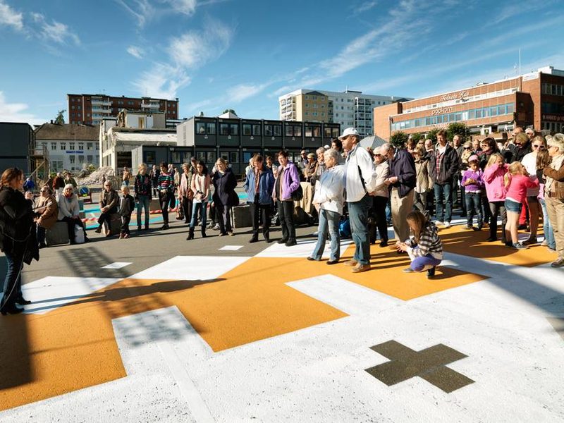 Dreamhamar, Hamar 2011: residents on the main square painted in orange and white during an urban action